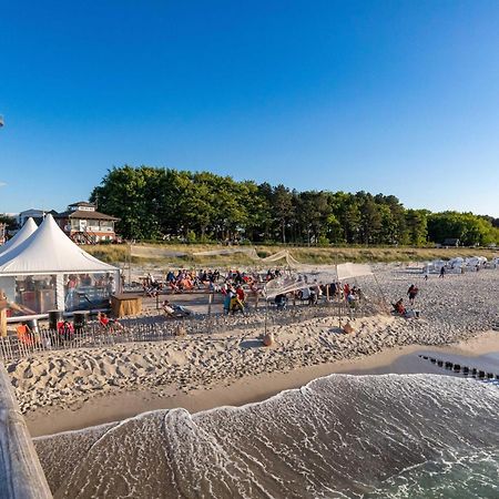 Kranichtanz An Der Seebruecke Zingst Exteriör bild