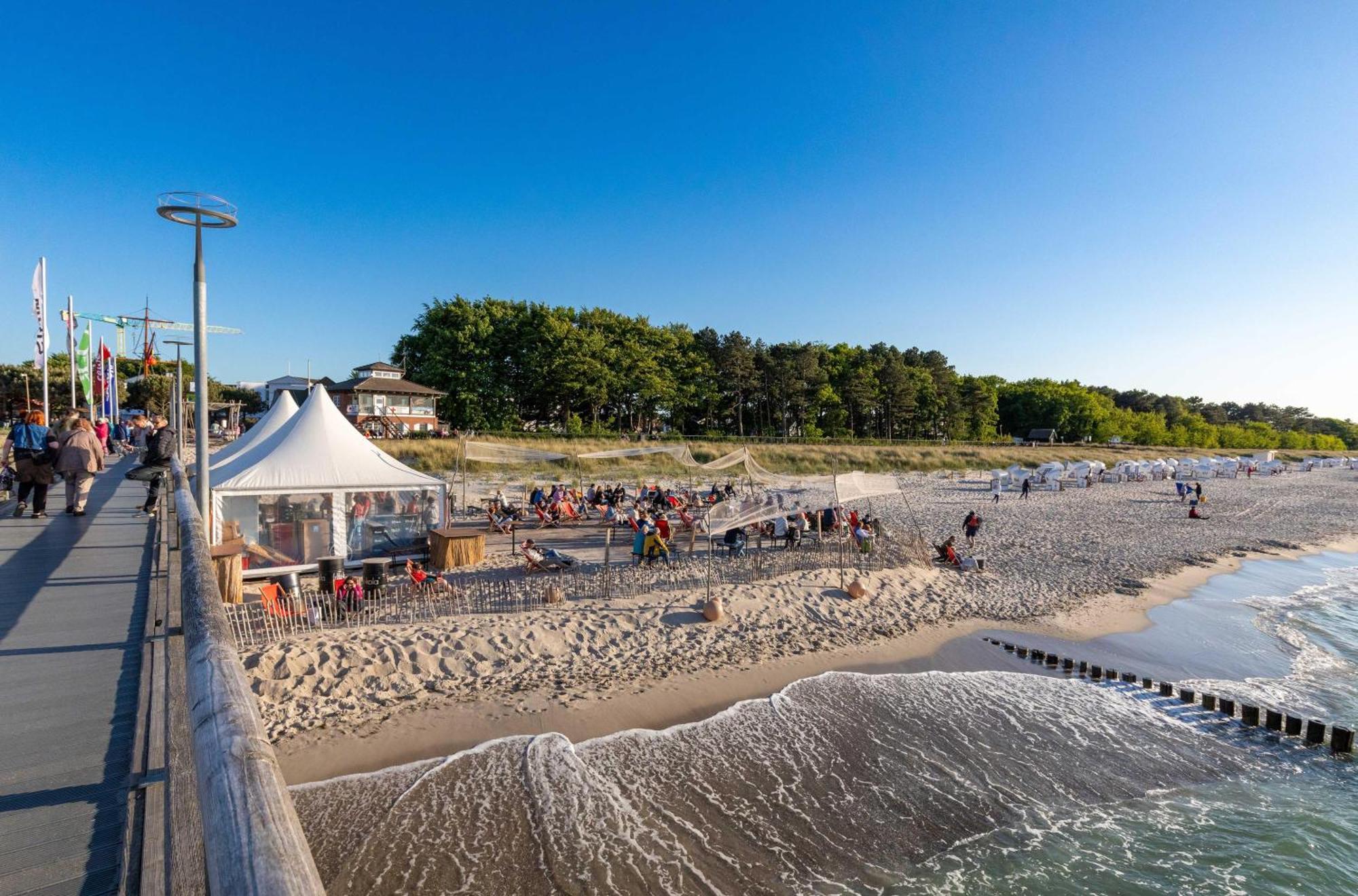 Kranichtanz An Der Seebruecke Zingst Exteriör bild