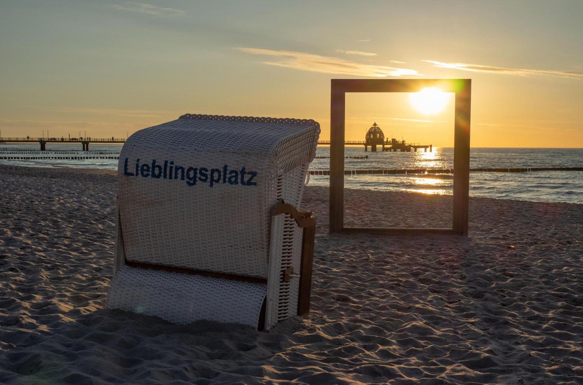 Kranichtanz An Der Seebruecke Zingst Exteriör bild