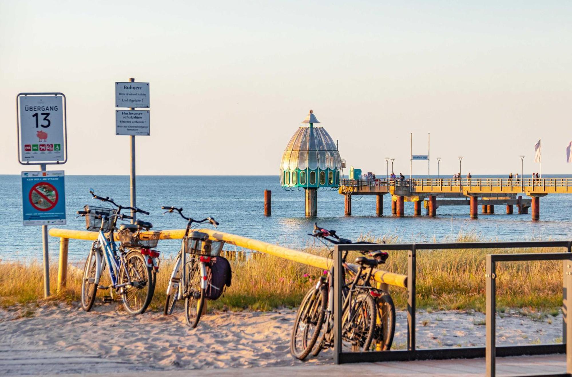 Kranichtanz An Der Seebruecke Zingst Exteriör bild