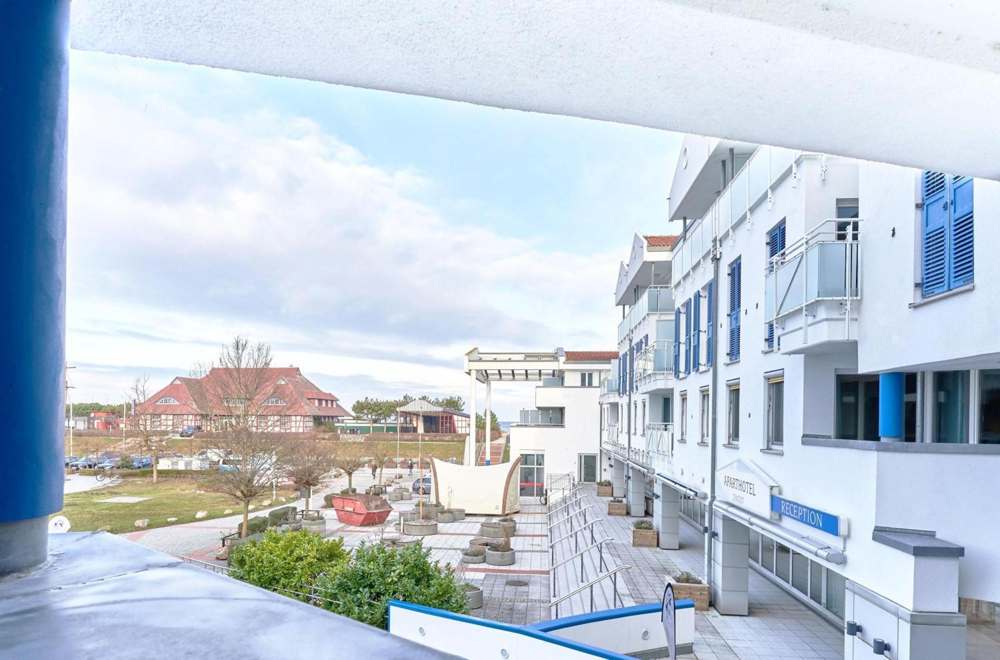 Kranichtanz An Der Seebruecke Zingst Exteriör bild